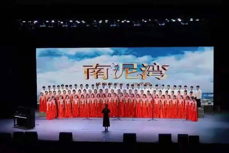 夏季热带海滩逃生