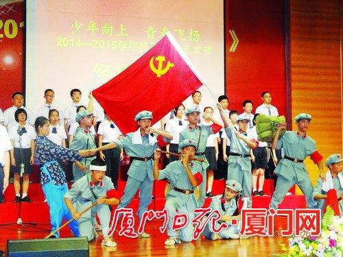 古力娜扎穿亮片礼服亮相，深V设计直接到肚子位置，只有她能驾驭